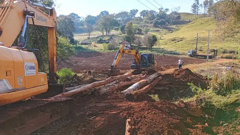 Prefeituras de Ivaiporã e Ariranha do Ivaí reconstroem ponte no Berro da Onça