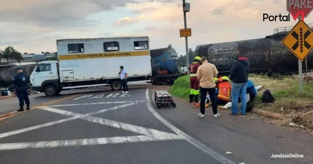 Caminhão com trabalhadores colide com trem em Jandaia do Sul