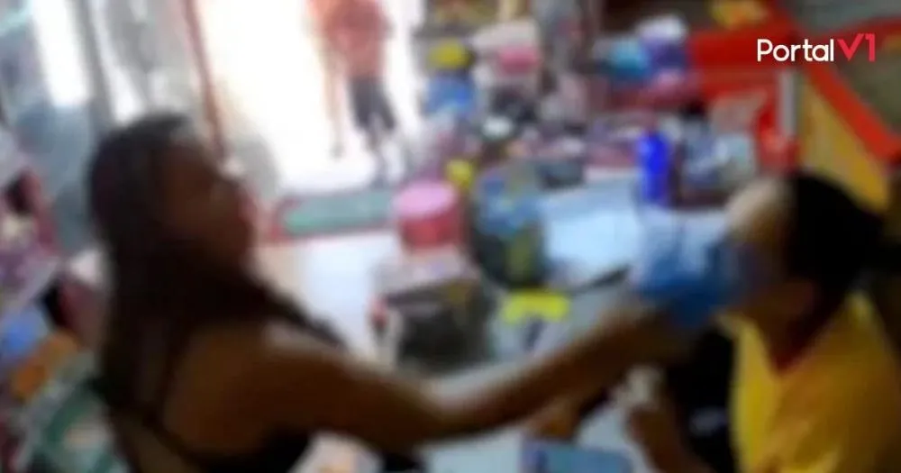 Mãe agride funcionária de mercado após filho gastar R$ 10 escondido