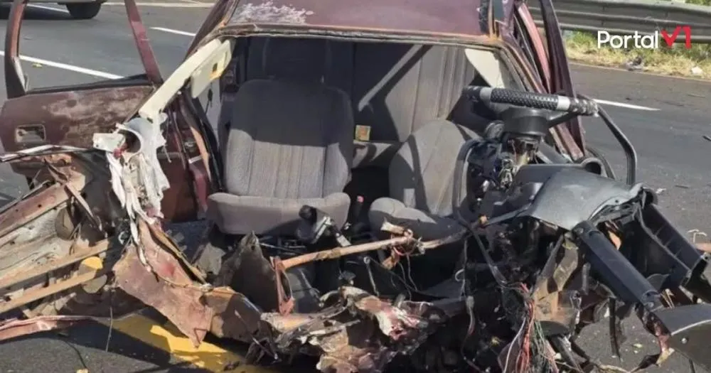 Carro parte ao meio após colisão com caminhão e motorista fica em estado grave em Arapongas