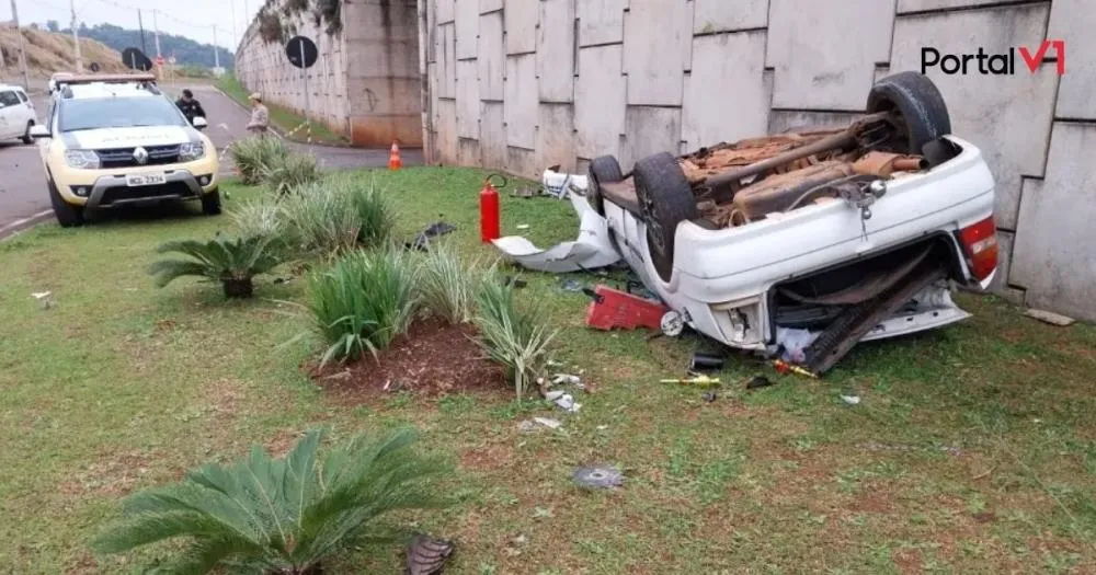 Homem morre e mulher fica gravemente ferida após carro cair de viaduto