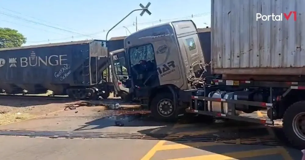 Trem colide com caminhão em Cambira e provoca vazamento de combustível
