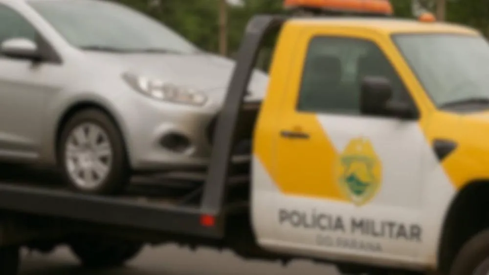 PM retira carro que impedia acesso a estabelecimento