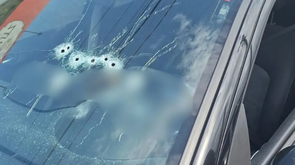 Homem é executado a tiros dentro de carro em São José (SC)