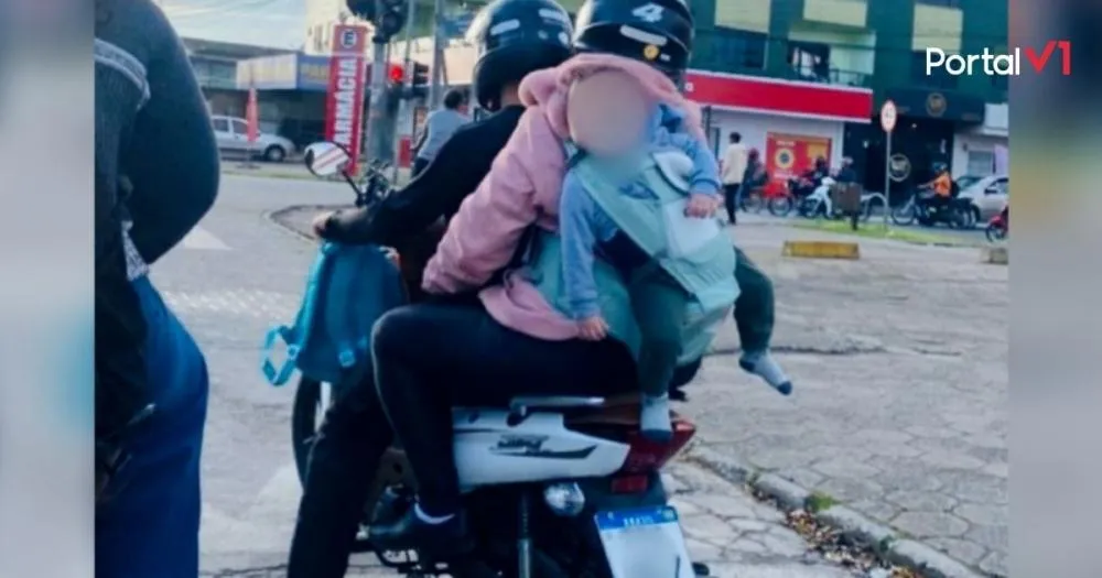 Casal transporta bebê em mochila durante viagem de moto em Santa Catarina