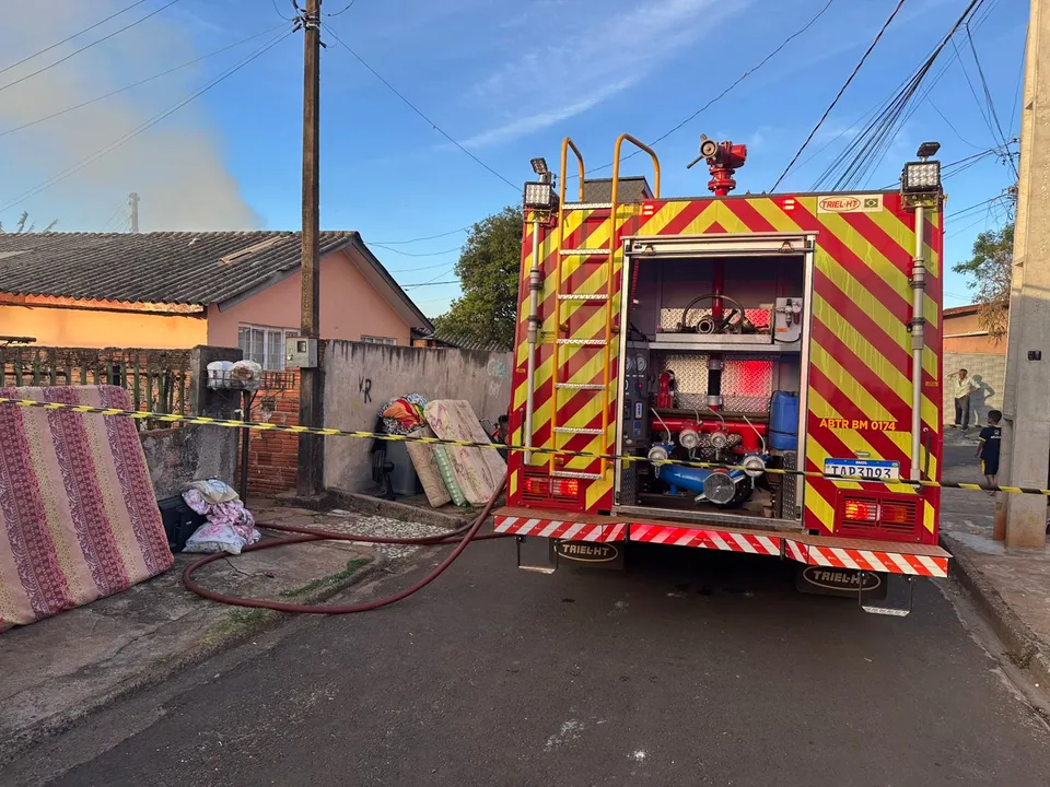 Incêndio em Apucarana Destrói Casa de Madeira; Moradores Escapam Ilesos
