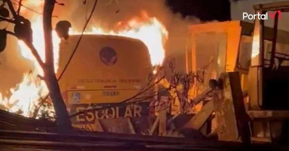 Incêndio atinge pátio da Prefeitura e destrói ônibus escolar em Nova Tebas