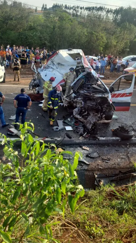 Acidente com ambulância mobiliza helicóptero e deixa mortos e feridos no interior do Paraná