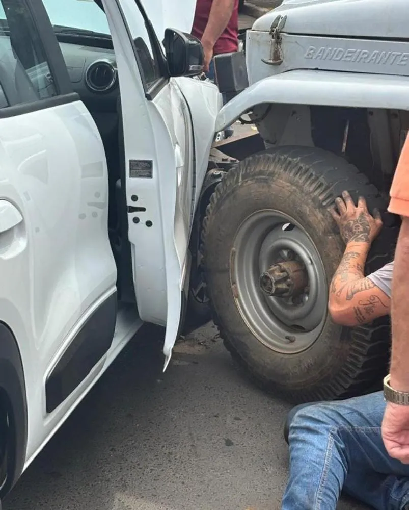 Acidente no Centro de Cândido de Abreu: Caminhonete bate em Renault Kwid