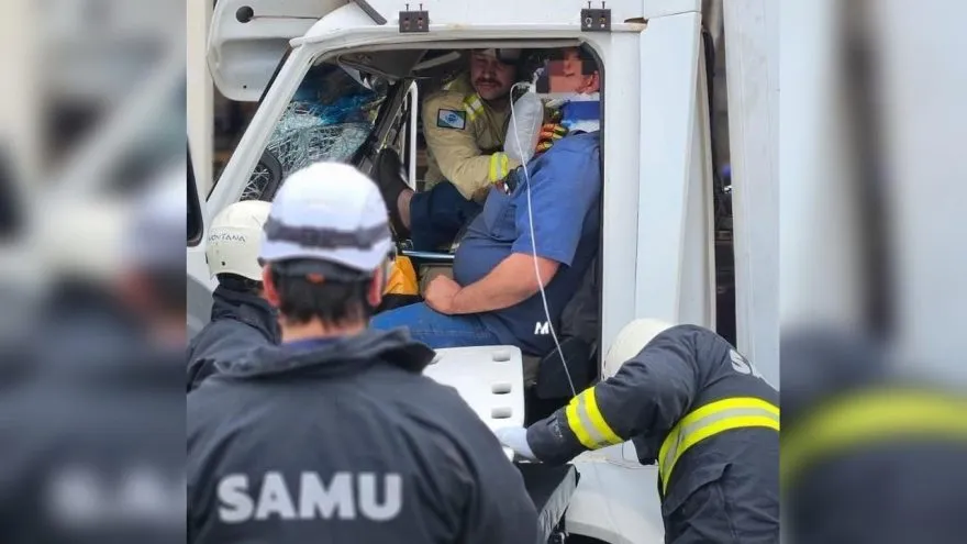 Caminhoneiro fica preso às ferragens após engavetamento na PR-317