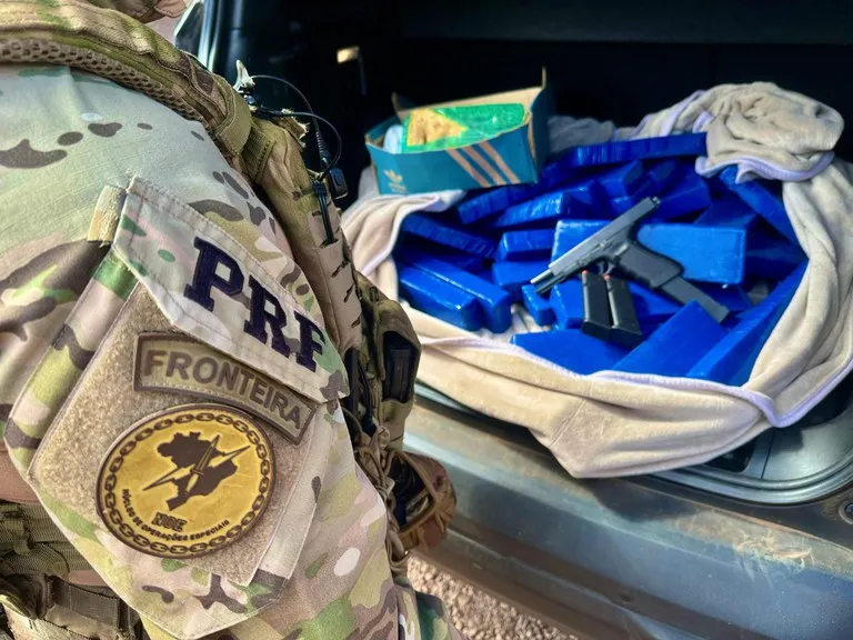 Fuga frustrada: PRF intercepta carregamento de drogas e arma modificada em rodovia paranaense