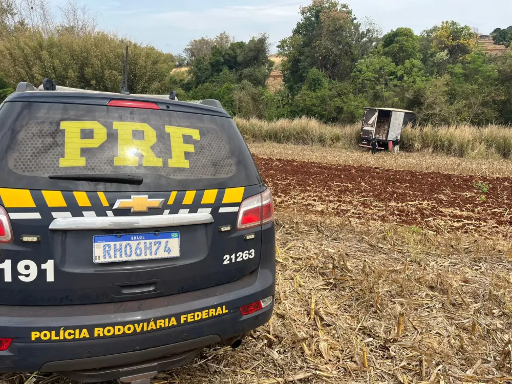PRF apreende caminhão com 150 mil maços de cigarros contrabandeados em Maringá