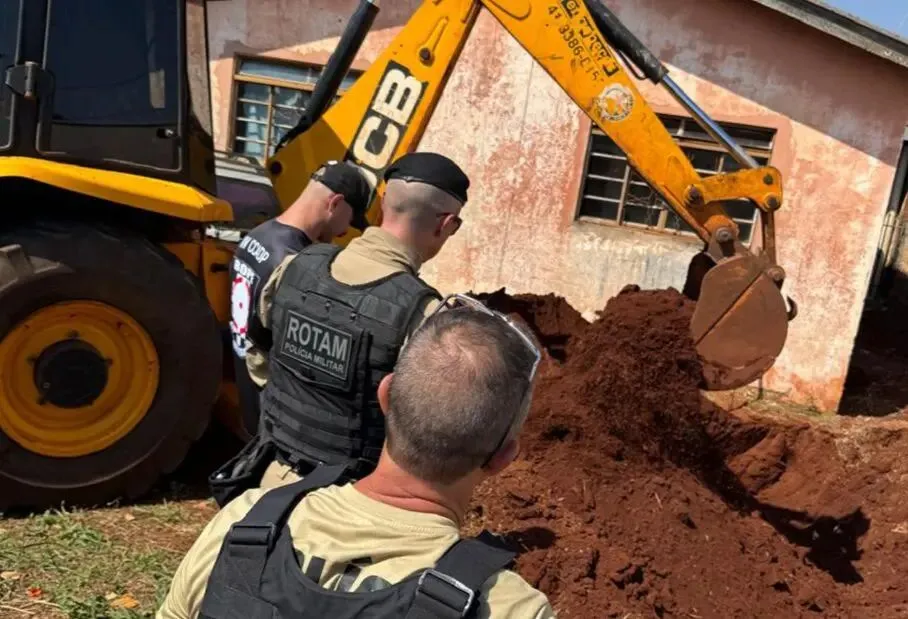 Fuzil é encontrado enterrado no quintal de uma casa em Arapongas