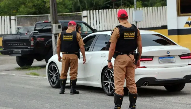 Dez policiais rodoviários do Paraná são afastados por cobrar propina via Pix