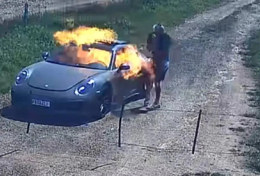 Porsche de R$ 700 mil é incendiado pelo dono no Paraná
