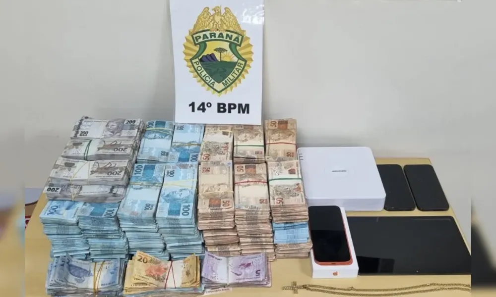 PM e Polícia Federal apreendem mais de R$ 1,2 milhão em casa vazia no Paraná