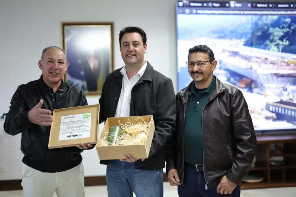 São Pedro do Ivaí entrega convite especial dos 70 anos ao governador Ratinho Jr.