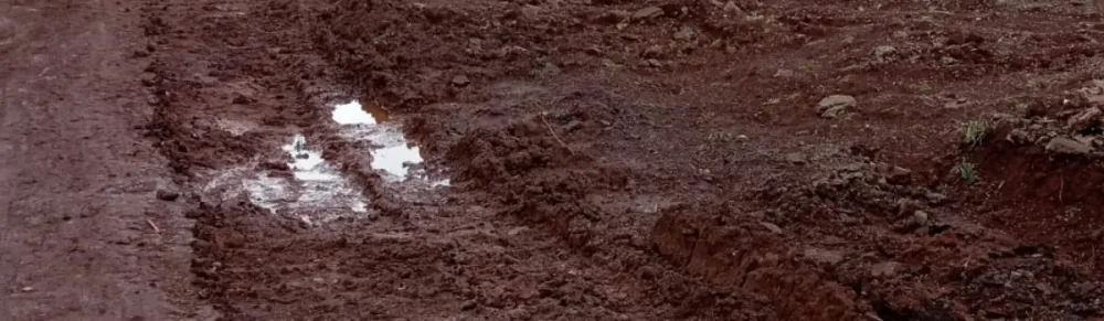 Moradores de Mandaguari enfrentam caos na Rua José Schincariol e cobram providências