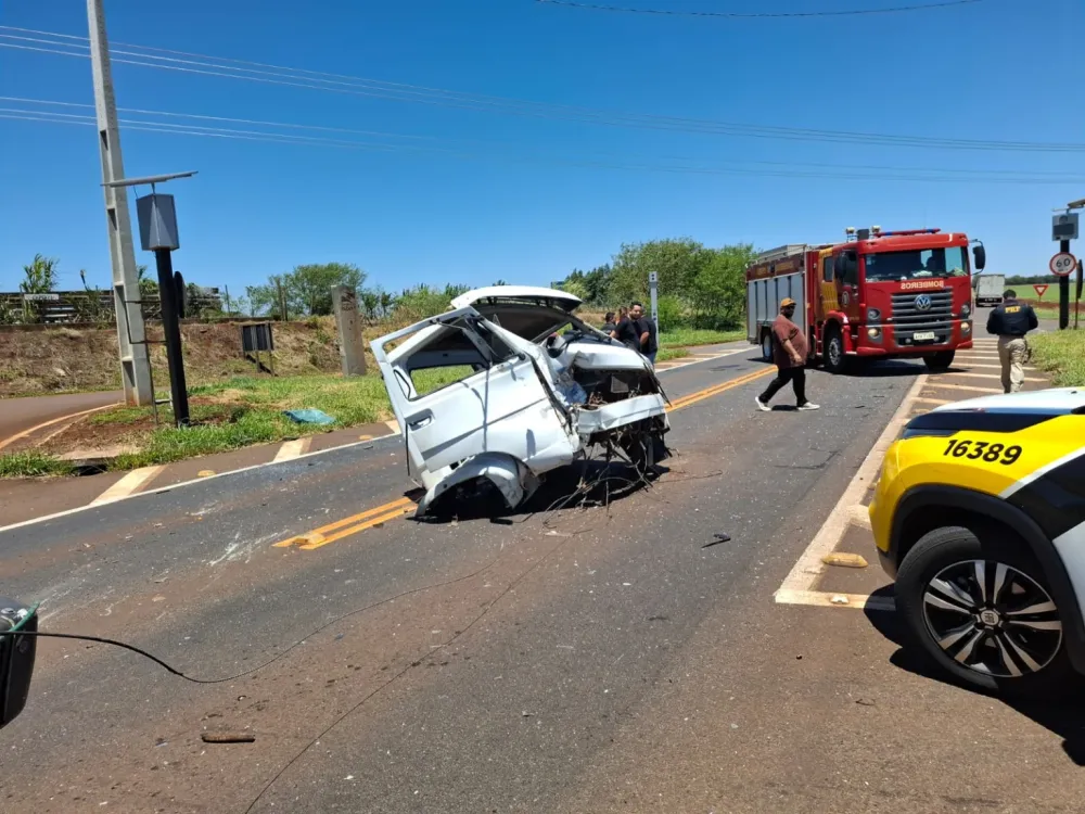 Jovem motorista se fere em colisão entre caminhões em Campo Mourão