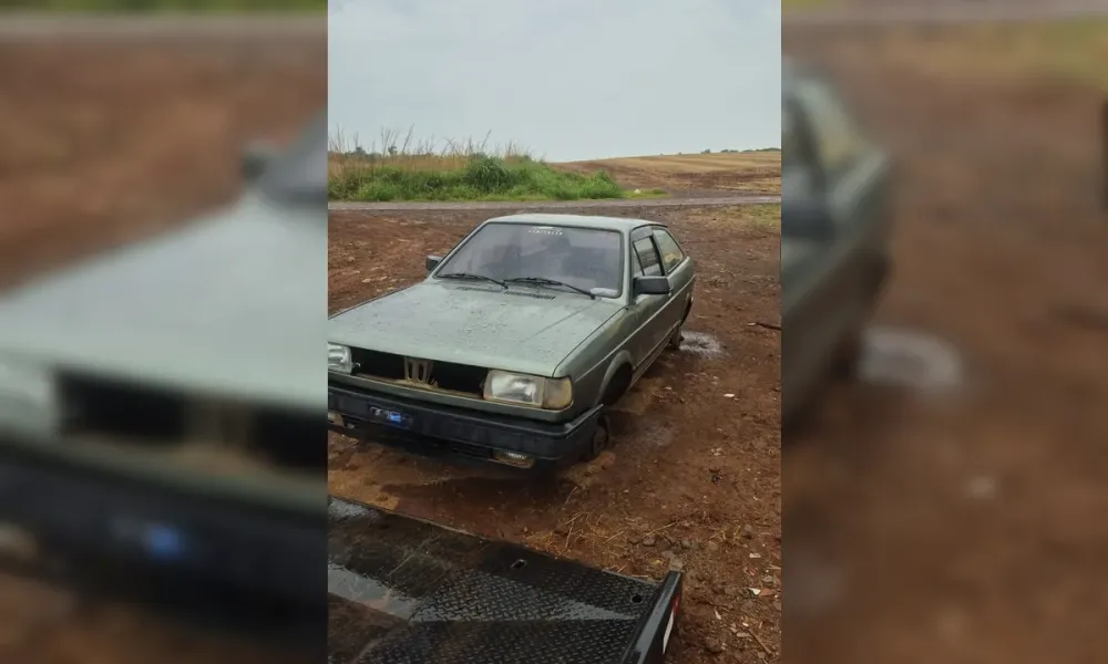 Carro furtado é achado completamente depenado