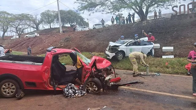 Colisão frontal entre dois carros deixa quatro feridos em Ivaiporã