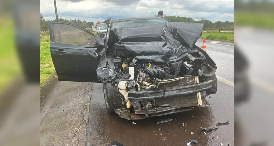 Colisão traseira entre HB20 e van deixa motorista ferido na BR-376