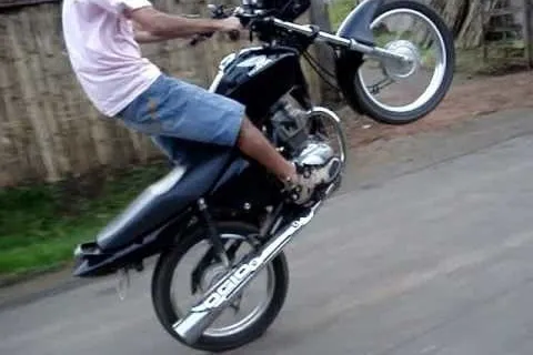 Motociclista em direção perigosa tem moto apreendida pela PM