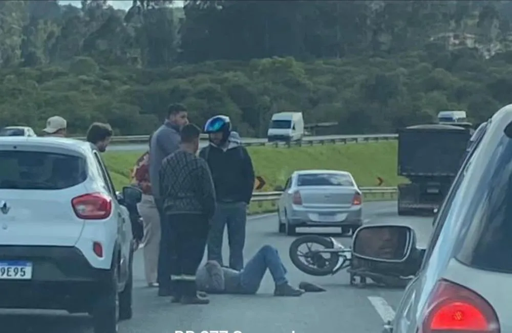 Motociclista cai na BR-277 em Campo Largo e causa congestionamento no sentido Curitiba