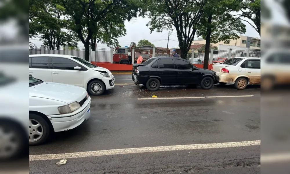 Engavetamento entre três carros em Apucarana deixa uma ferida e afeta o trânsito