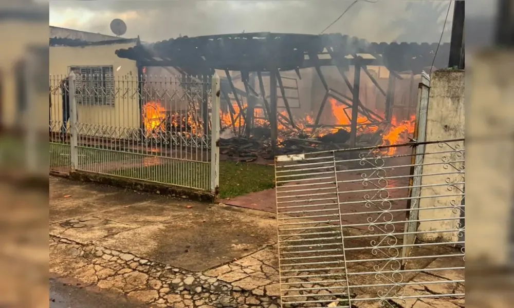 Incêndio Consume Imóvel em Faxinal: Bombeiros Atuam no Controle das Chamas
