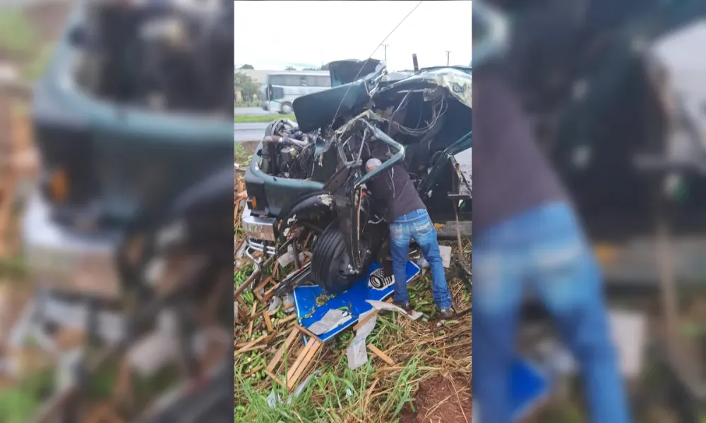 Caminhão tomba em Cambira e espalha carga de bananas na pista