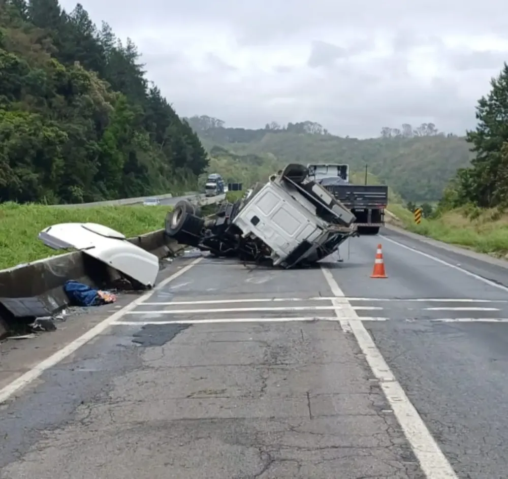 Caminhão tomba na BR-116 e deixa motorista em estado grave