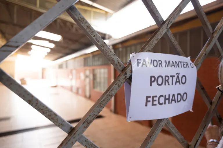 Colégio suspende aulas após morte de aluno atingido por trave em Ibema