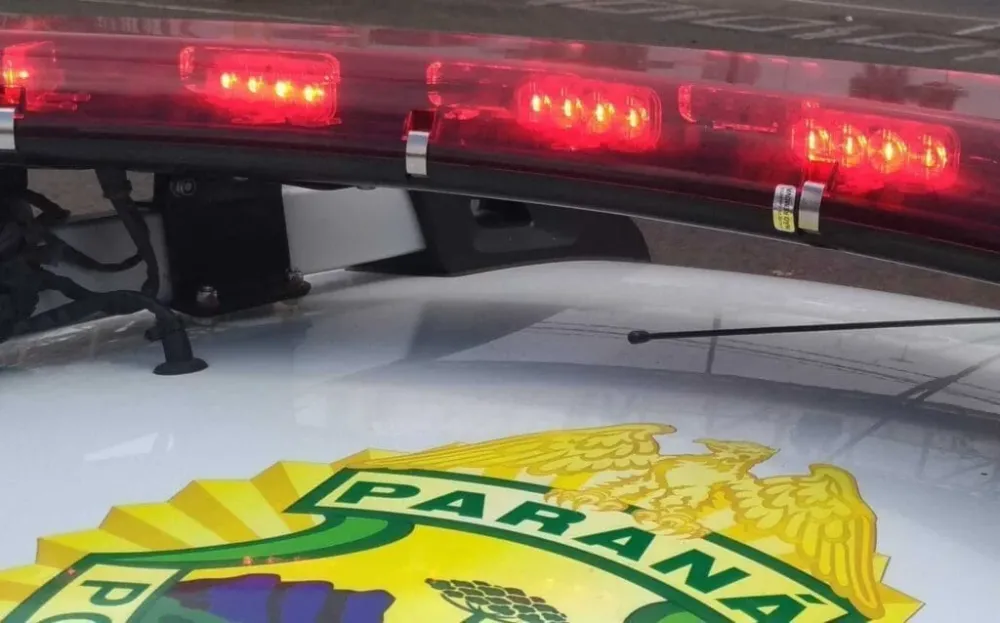 Motociclista colide com carro estacionado e foge do local em Jardim Alegre