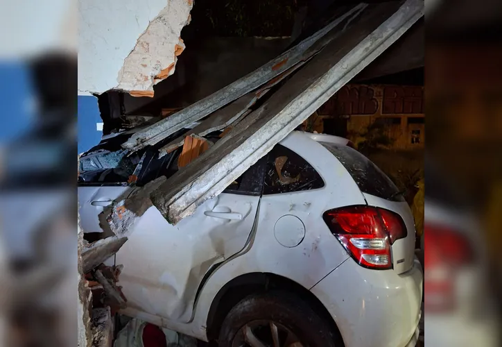 Carro invade construção e fere três pessoas em Arapongas