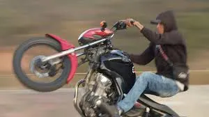 Manobras radicais e imprudência nas redes sociais levam jovem à apreensão de moto