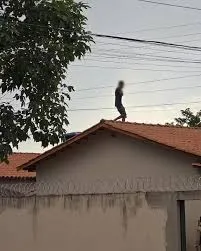 Homem pula telhados e invade residência durante a madrugada em Ivaiporã
