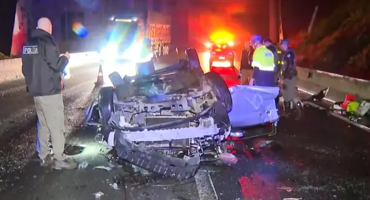 Carro despenca de 10 metros no Rodoanel e causa morte de quatro jovens