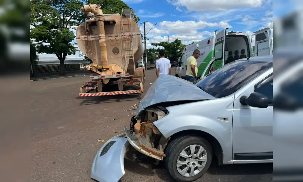 Batida entre carro e caminhão mobiliza Samu na BR-376, em Califórnia