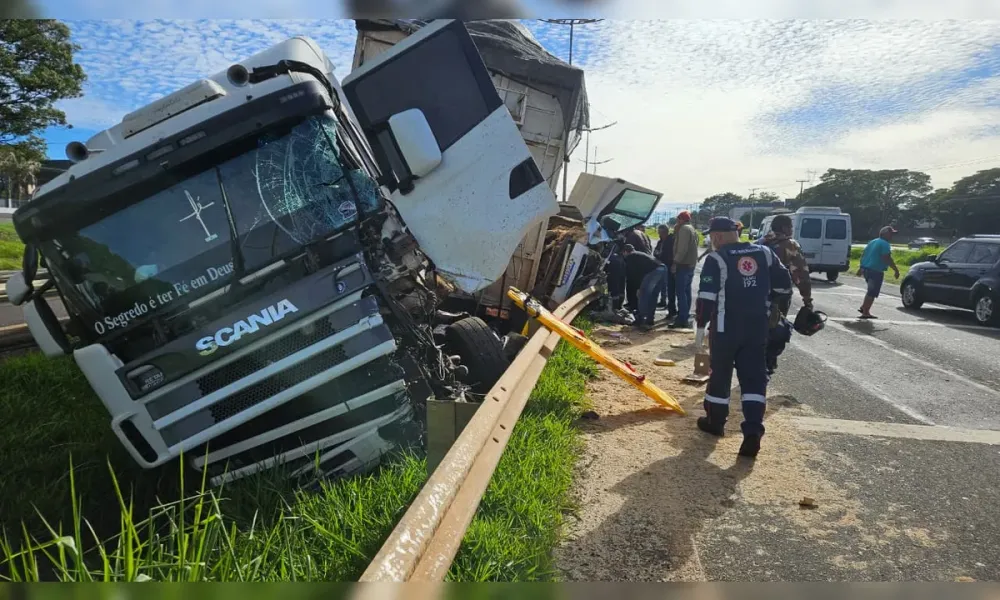 Van é prensada por carreta em acidente grave na BR-369