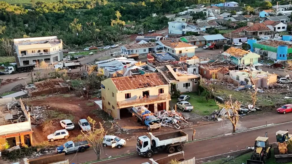 Sétima morte é registrada após tornados no Paraná; centenas continuam desabrigados