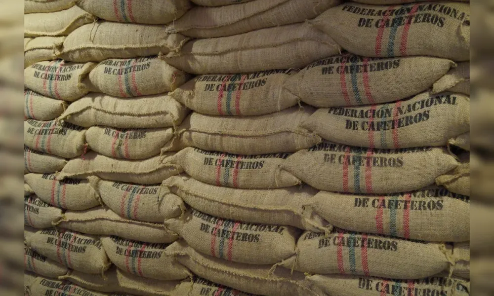 Homem furta sacas de café e tenta vender produto em cafeeira de Cambira