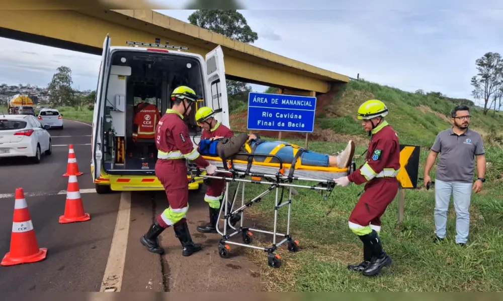 Motociclista cai na BR-369 após escorregar em óleo derramado na pista, em Apucarana
