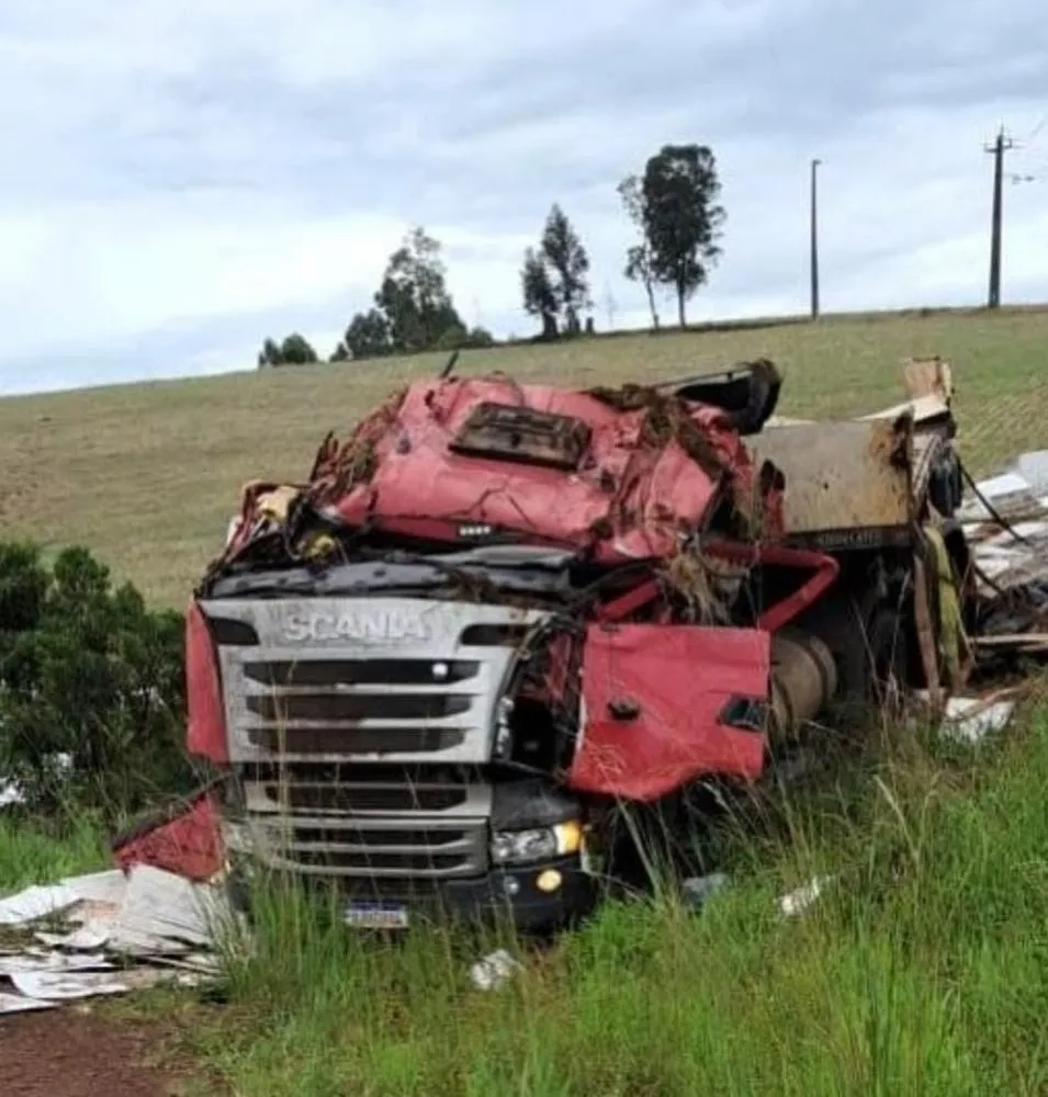 Grave acidente deixa caminhoneiro preso às ferragens na PR-466