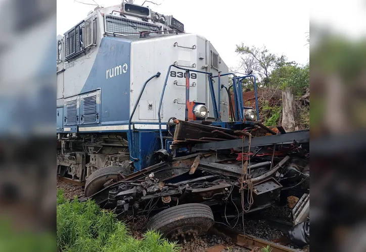 Caminhão é “Partido ao Meio” Após Colidir com Trem na BR-376