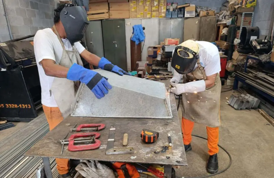 Mão de Obra Prisional Fabrica Carrinhos de Mão para Ajudar Rio Bonito do Iguaçu