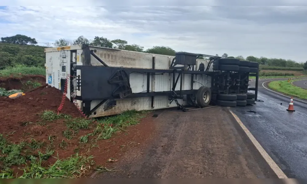 Acidente na BR-376: carreta tomba após falha mecânica e causa derramamento de diesel