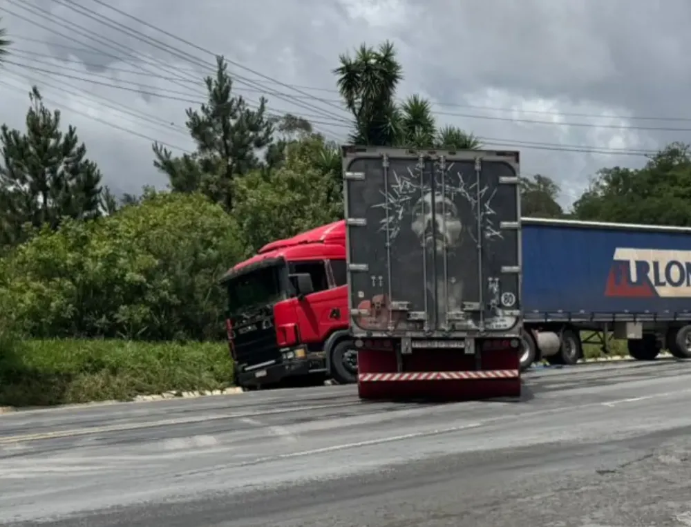 Caminhoneiro morre após carreta descontrolada invadir pista na BR-476