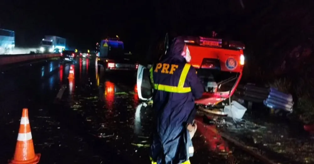 Viatura dos Bombeiros capota na BR-376, em Tibagi
