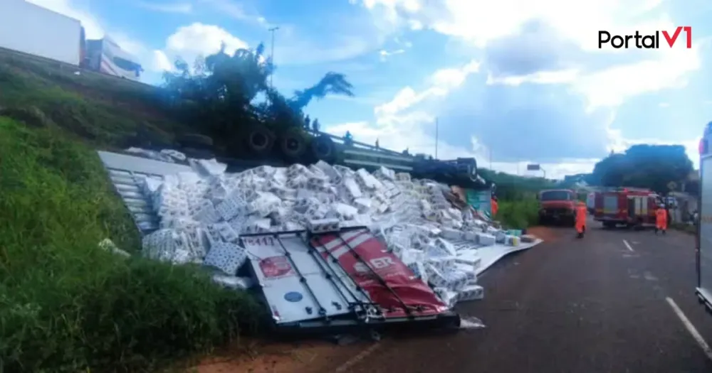 Caminhão carregado de papel higiênico tomba e motorista morre em MG